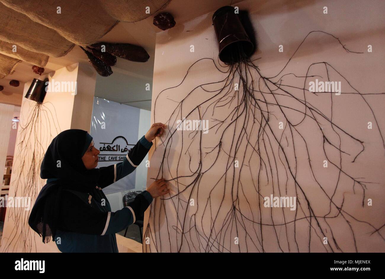 Gaza, Gazastreifen, palästinensischen Gebiet. 5 Mai, 2018. Palästinensischen Heba al-Hindi, 36, arbeitet in ihrem Store wissen als ''Höhle Showroom'' in Gaza Stadt. Am 5. Mai 2018. Höhle Showroom ist die erste Art von Geschäften in Gaza Stadt, die sich auf die Fremdheit und Labyrinth und Liebe der Entdeckung Kredit abhängen wird: Mahmoud Ajour/APA-Images/ZUMA Draht/Alamy leben Nachrichten Stockfoto