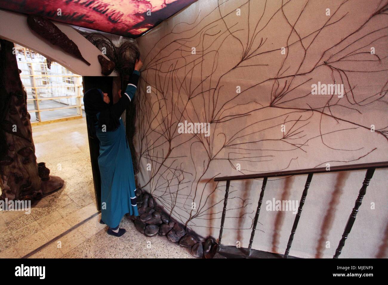 Gaza, Gazastreifen, palästinensischen Gebiet. 5 Mai, 2018. Palästinensischen Heba al-Hindi, 36, arbeitet in ihrem Store wissen als ''Höhle Showroom'' in Gaza Stadt. Am 5. Mai 2018. Höhle Showroom ist die erste Art von Geschäften in Gaza Stadt, die sich auf die Fremdheit und Labyrinth und Liebe der Entdeckung Kredit abhängen wird: Mahmoud Ajour/APA-Images/ZUMA Draht/Alamy leben Nachrichten Stockfoto