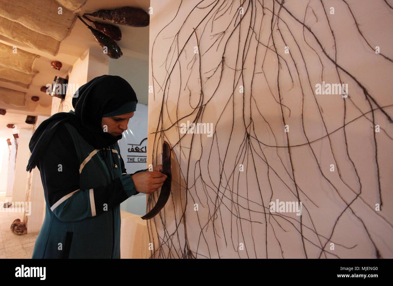 Gaza, Gazastreifen, palästinensischen Gebiet. 5 Mai, 2018. Palästinensischen Heba al-Hindi, 36, arbeitet in ihrem Store wissen als ''Höhle Showroom'' in Gaza Stadt. Am 5. Mai 2018. Höhle Showroom ist die erste Art von Geschäften in Gaza Stadt, die sich auf die Fremdheit und Labyrinth und Liebe der Entdeckung Kredit abhängen wird: Mahmoud Ajour/APA-Images/ZUMA Draht/Alamy leben Nachrichten Stockfoto