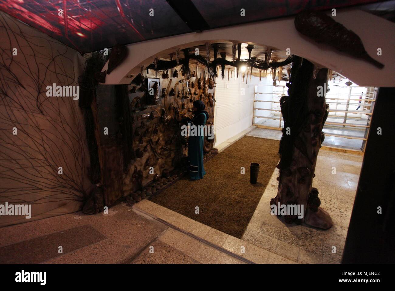 Gaza, Gazastreifen, palästinensischen Gebiet. 5 Mai, 2018. Palästinensischen Heba al-Hindi, 36, arbeitet in ihrem Store wissen als ''Höhle Showroom'' in Gaza Stadt. Am 5. Mai 2018. Höhle Showroom ist die erste Art von Geschäften in Gaza Stadt, die sich auf die Fremdheit und Labyrinth und Liebe der Entdeckung Kredit abhängen wird: Mahmoud Ajour/APA-Images/ZUMA Draht/Alamy leben Nachrichten Stockfoto