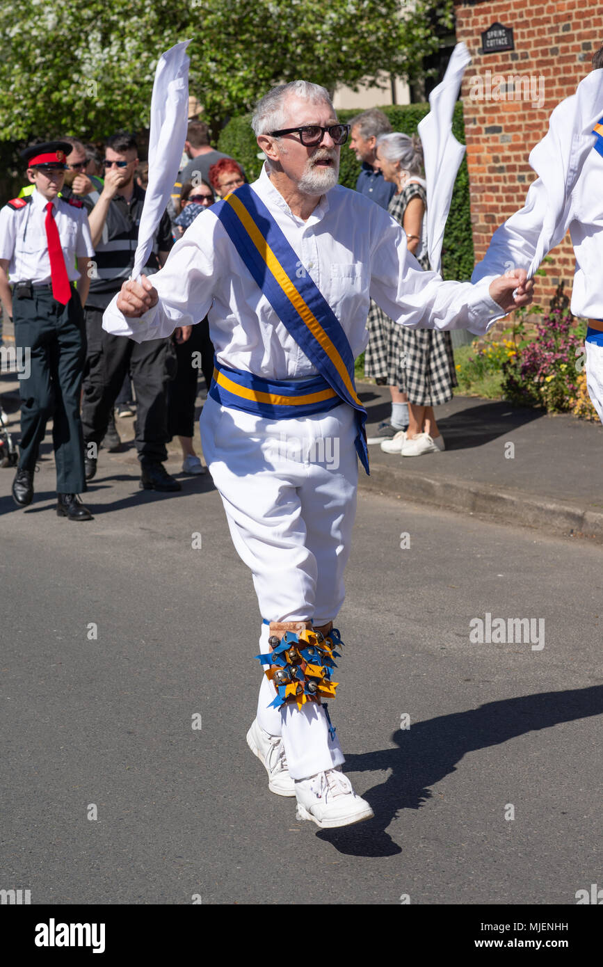 The Borough, Downton, Salisbury, Wiltshire, Großbritannien, 5. Mai 2018. Mayday Feiertag Wochenende Straßenmesse feiert die Ankunft des Frühlings. Bei herrlich heißem Wetter tanzt ein älterer Mann als Morris-Tanzgruppe. Stockfoto