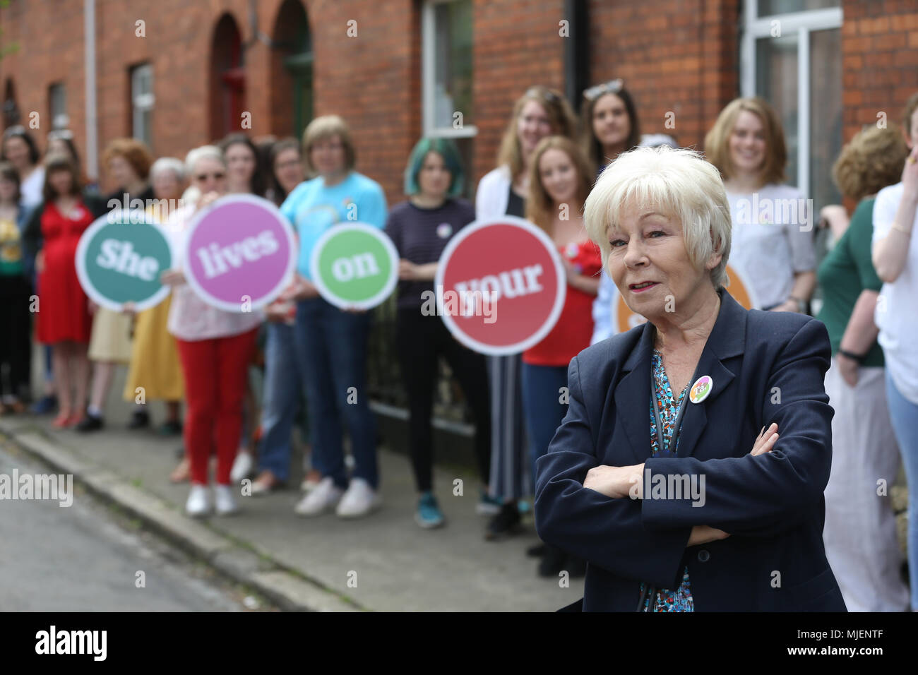 5/5/2018. Zusammen für Ja starten. Eilish O'Carroll von Frau Braun Jungen mit Mütter, Töchter, Großmütter und Tanten an einem "lebt sie auf der Straße "photocall in Phibsborough, Dublin für ein Ja bei der bevorstehenden Volksabstimmung am 8. Änderung der Verfassung, die darauf abzielt, die bestehenden Beschränkungen des Zugangs von Frauen zur Abtreibung in Irland zu ändern. Foto: RollingNews.ie Stockfoto