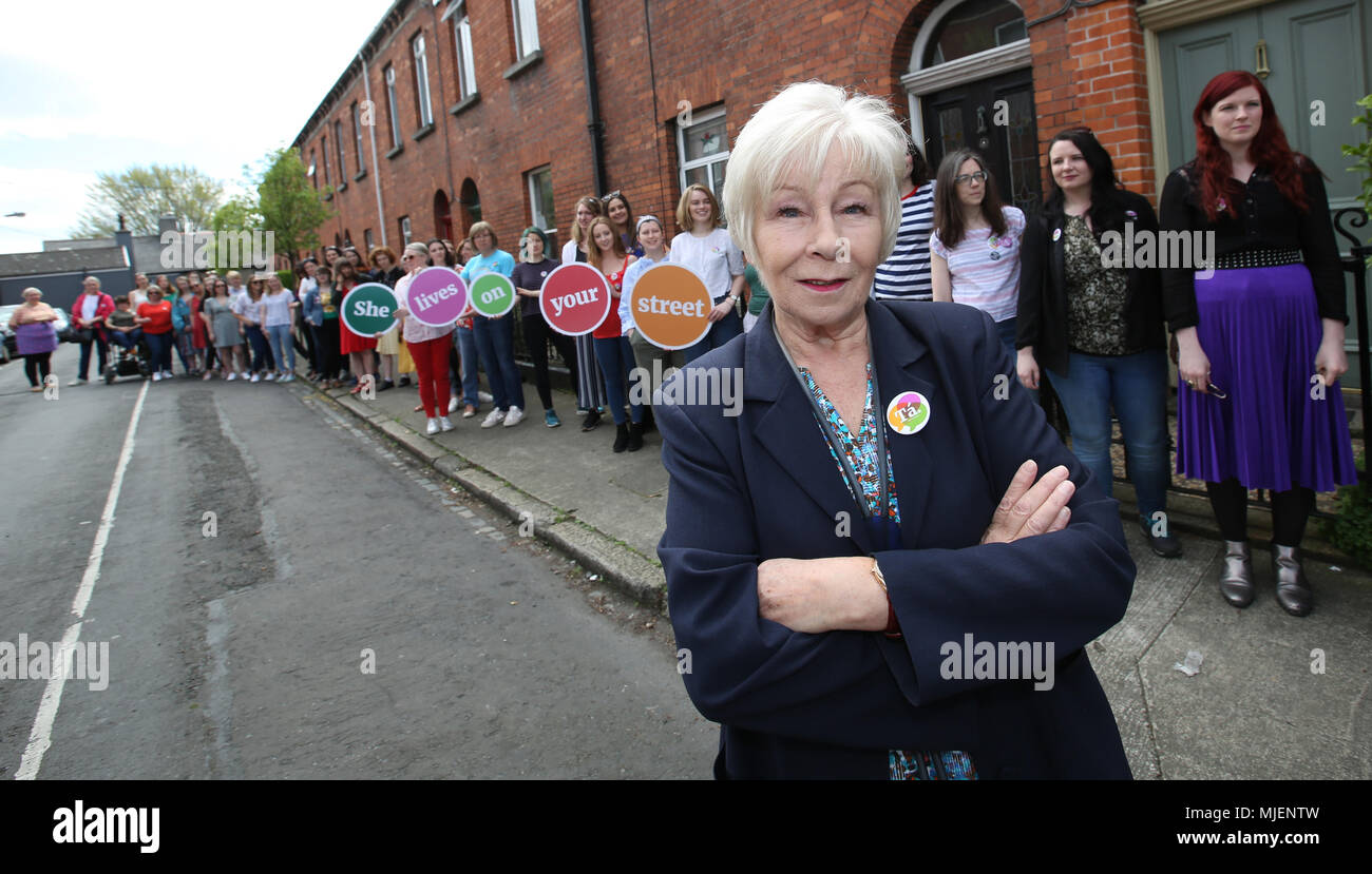 5/5/2018. Zusammen für Ja starten. Eilish O'Carroll von Frau Braun Jungen mit Mütter, Töchter, Großmütter und Tanten an einem "lebt sie auf der Straße "photocall in Phibsborough, Dublin für ein Ja bei der bevorstehenden Volksabstimmung am 8. Änderung der Verfassung, die darauf abzielt, die bestehenden Beschränkungen des Zugangs von Frauen zur Abtreibung in Irland zu ändern. Foto: RollingNews.ie Stockfoto