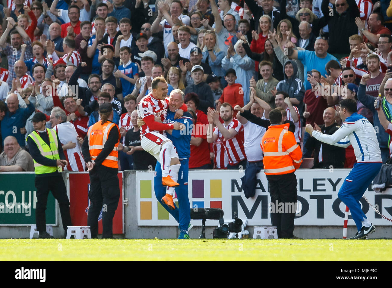 Stoke-on-Trent, Großbritannien. 5 Mai, 2018. Xherdan Shaqiri von Stoke City feiert mit Stoke City Manager Paul Lambert nach dem Scoring erste Ziel seiner Seite die 1-0 während der Premier League Match zwischen Stoke City und Crystal Palace bei Bet365 Stadium am 5. Mai 2018 in Stoke-on-Trent, England. (Foto von Daniel Chesterton/phcimages.com) Credit: PHC Images/Alamy leben Nachrichten Stockfoto