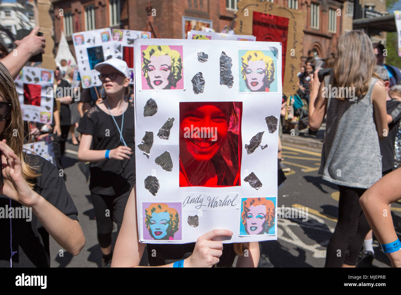 Brighton, Großbritannien. 5.. Mai 2018. Brighton Festival 2018 Children's Parade beginnt mit dem Beginn des Festivals, das den ganzen Monat Mai über stattfindet. An der Parade nehmen Schulen und Kinder über die Gegend von Brighton & Hove Teil, die in Karnevalsatmosphäre durch die Stadt Laines zum Brighton Palace Pier gehen. 5. May 2018 Credit: David Smith/Alamy Live News Stockfoto