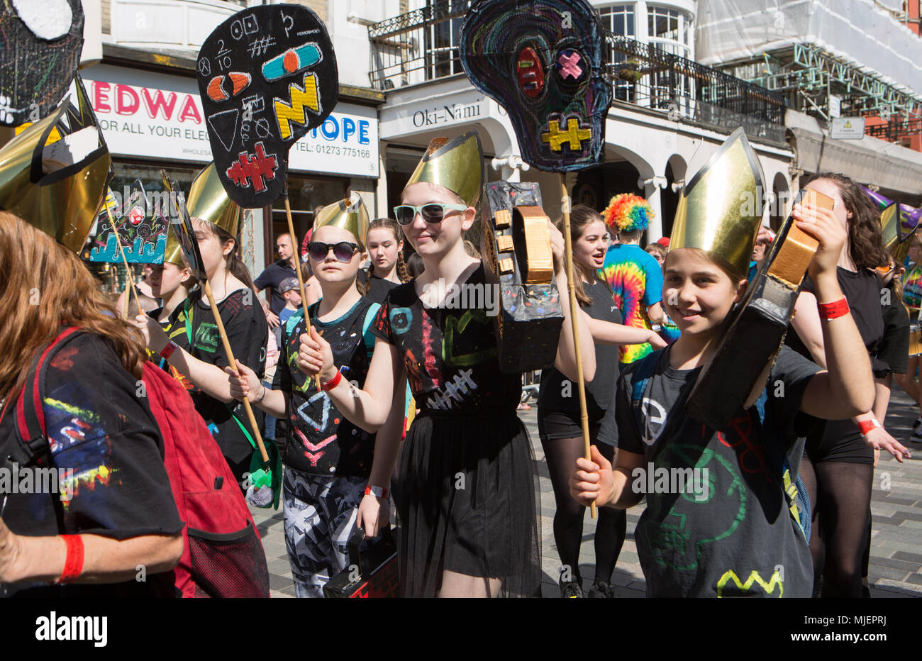 Brighton, UK. 5 Mai, 2018. Brighton Festival 2018 Kinder Parade startet Anfang des Festivals, die im Laufe des Monats Mai fortgesetzt. Die Parade beinhaltet; Schulen und Kinder über das Brighton & Hove Bereich Verfahren in einem Karneval Atmosphäre threough Die Stadt Laines zum Brighton Palace Pier. 5 Mai 2018 Quelle: David Smith/Alamy leben Nachrichten Stockfoto