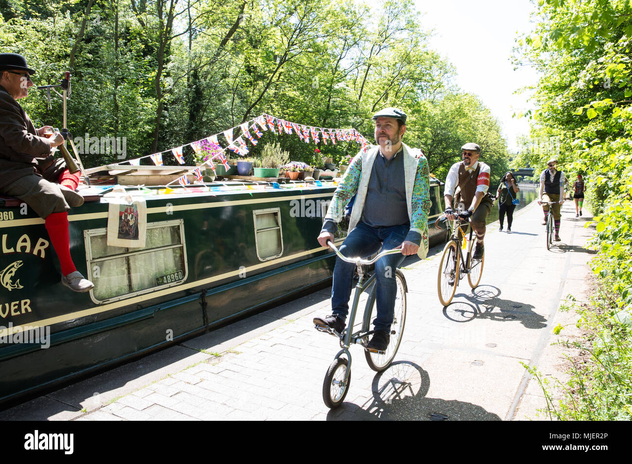 London, Großbritannien. 5 Mai, 2018. Über 500 Radfahrer tragen Tweed Jacken, plus Zweit, plus fours, flachen Kappen, Brogues und anderen Periode radfahren Gang entlang des Regent's Canal auf einem 12 km Route über die Londoner Innenstadt auf der Jubiläumsausgabe der jährlichen Tweed laufen in Verbindung mit dem Kanal und Fluss Vertrauen. Credit: Mark Kerrison/Alamy leben Nachrichten Stockfoto