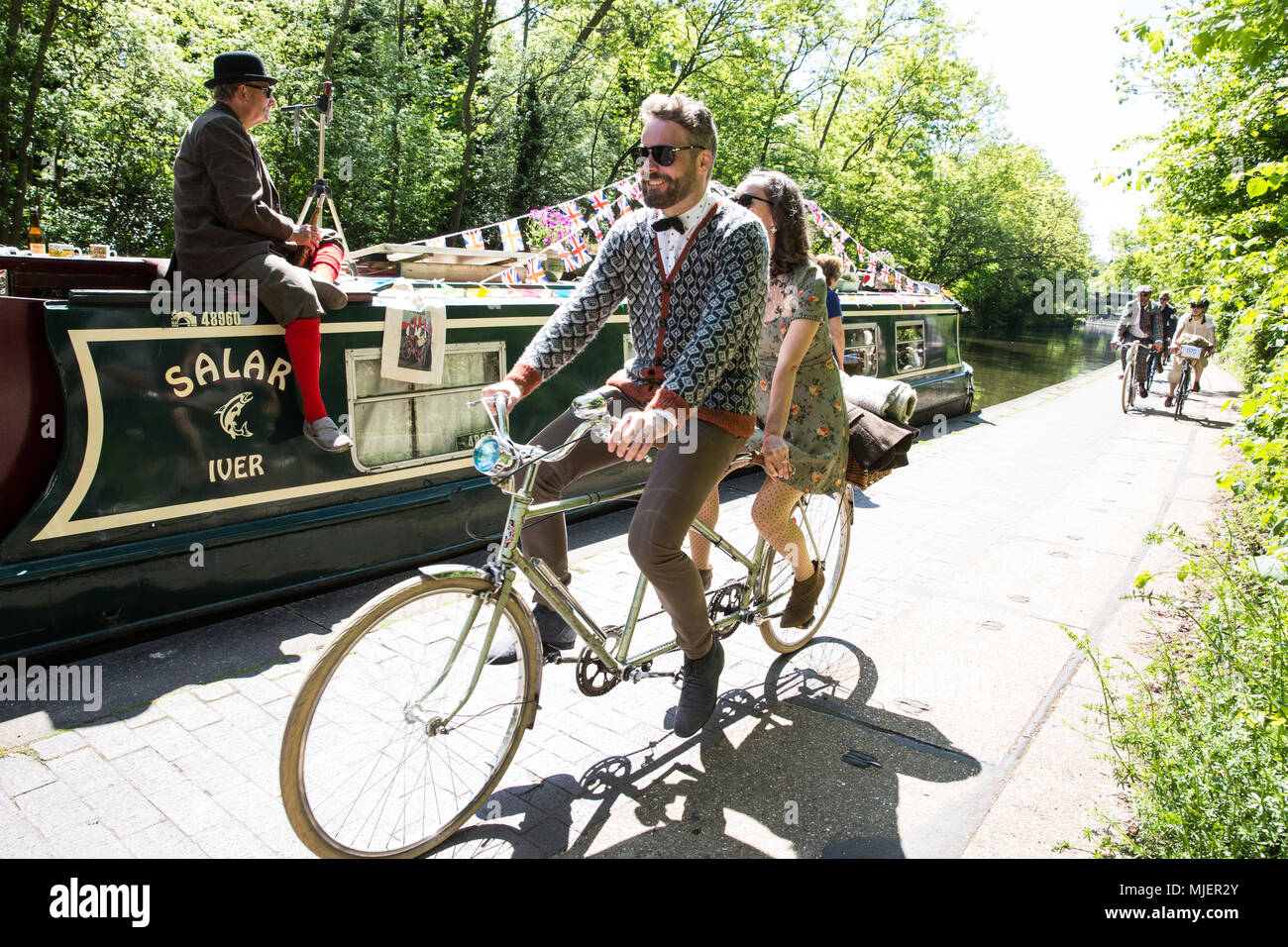 London, Großbritannien. 5 Mai, 2018. Über 500 Radfahrer tragen Tweed Jacken, plus Zweit, plus fours, flachen Kappen, Brogues und anderen Periode radfahren Gang entlang des Regent's Canal auf einem 12 km Route über die Londoner Innenstadt auf der Jubiläumsausgabe der jährlichen Tweed laufen in Verbindung mit dem Kanal und Fluss Vertrauen. Credit: Mark Kerrison/Alamy leben Nachrichten Stockfoto