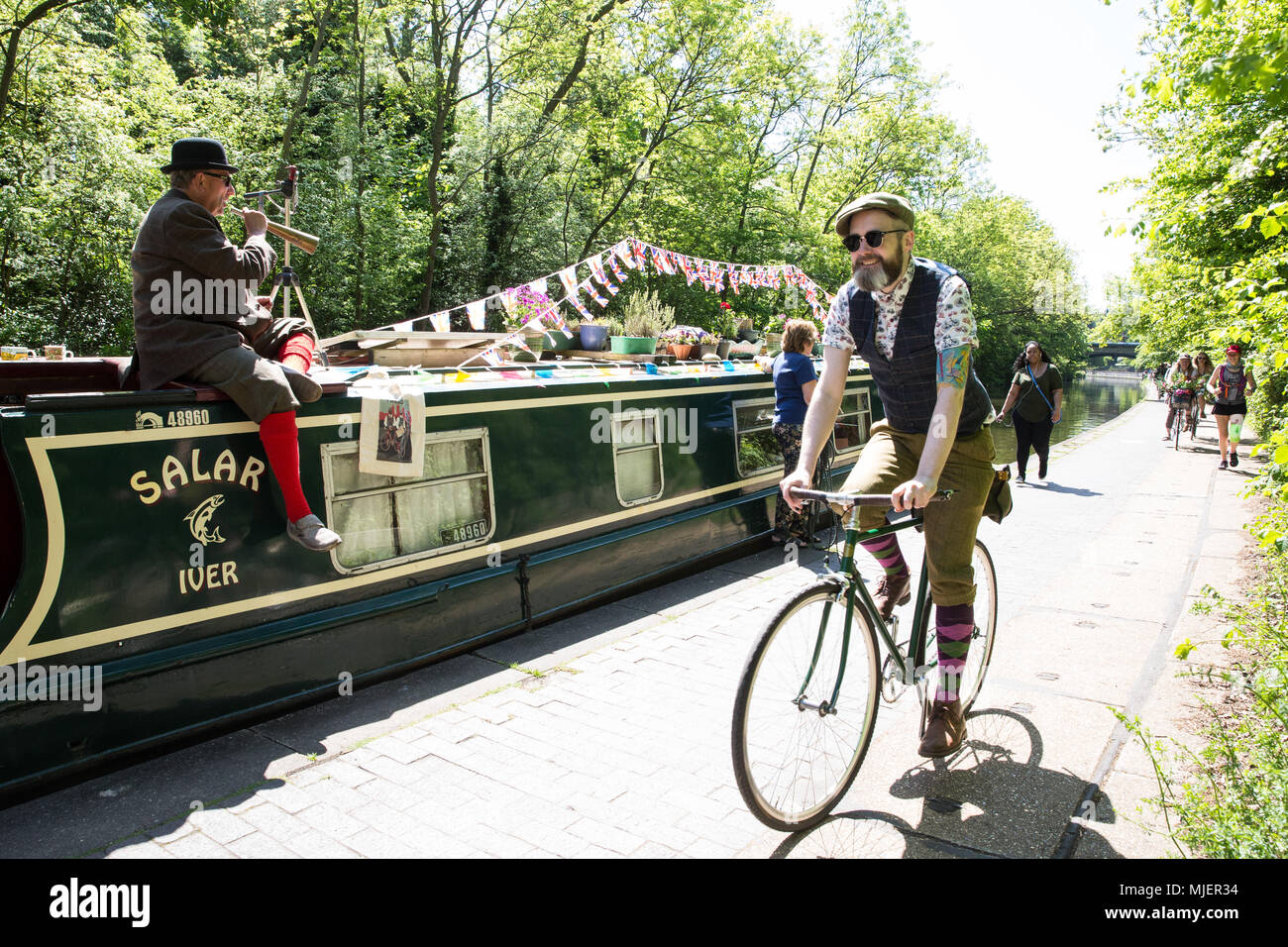 London, Großbritannien. 5 Mai, 2018. Über 500 Radfahrer tragen Tweed Jacken, plus Zweit, plus fours, flachen Kappen, Brogues und anderen Periode radfahren Gang entlang des Regent's Canal auf einem 12 km Route über die Londoner Innenstadt auf der Jubiläumsausgabe der jährlichen Tweed laufen in Verbindung mit dem Kanal und Fluss Vertrauen. Credit: Mark Kerrison/Alamy leben Nachrichten Stockfoto