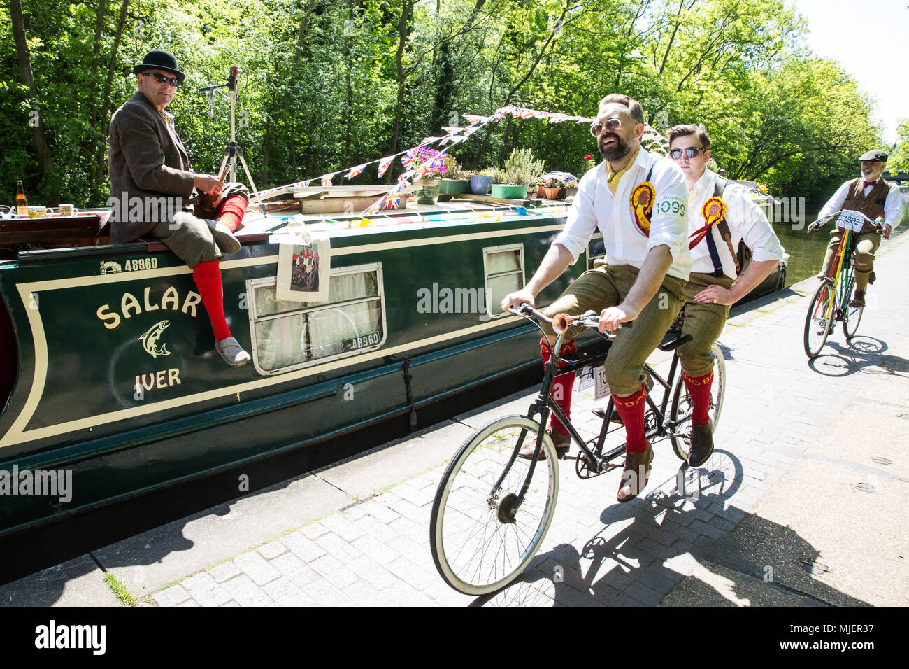 London, Großbritannien. 5 Mai, 2018. Über 500 Radfahrer tragen Tweed Jacken, plus Zweit, plus fours, flachen Kappen, Brogues und anderen Periode radfahren Gang entlang des Regent's Canal auf einem 12 km Route über die Londoner Innenstadt auf der Jubiläumsausgabe der jährlichen Tweed laufen in Verbindung mit dem Kanal und Fluss Vertrauen. Credit: Mark Kerrison/Alamy leben Nachrichten Stockfoto