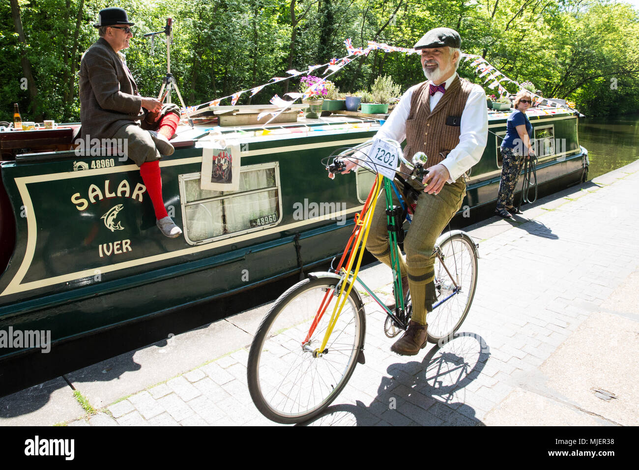 London, Großbritannien. 5 Mai, 2018. Über 500 Radfahrer tragen Tweed Jacken, plus Zweit, plus fours, flachen Kappen, Brogues und anderen Periode radfahren Gang entlang des Regent's Canal auf einem 12 km Route über die Londoner Innenstadt auf der Jubiläumsausgabe der jährlichen Tweed laufen in Verbindung mit dem Kanal und Fluss Vertrauen. Credit: Mark Kerrison/Alamy leben Nachrichten Stockfoto