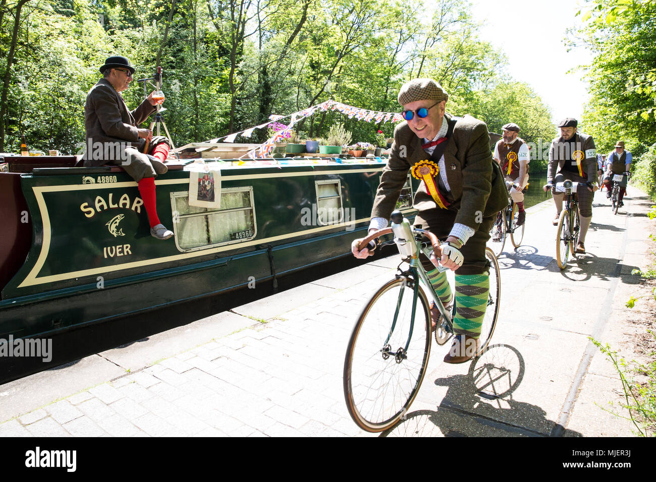 London, Großbritannien. 5 Mai, 2018. Über 500 Radfahrer tragen Tweed Jacken, plus Zweit, plus fours, flachen Kappen, Brogues und anderen Periode radfahren Gang entlang des Regent's Canal auf einem 12 km Route über die Londoner Innenstadt auf der Jubiläumsausgabe der jährlichen Tweed laufen in Verbindung mit dem Kanal und Fluss Vertrauen. Credit: Mark Kerrison/Alamy leben Nachrichten Stockfoto