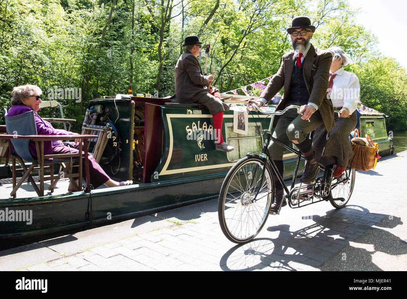 London, Großbritannien. 5 Mai, 2018. Über 500 Radfahrer tragen Tweed Jacken, plus Zweit, plus fours, flachen Kappen, Brogues und anderen Periode radfahren Gang entlang des Regent's Canal auf einem 12 km Route über die Londoner Innenstadt auf der Jubiläumsausgabe der jährlichen Tweed laufen in Verbindung mit dem Kanal und Fluss Vertrauen. Credit: Mark Kerrison/Alamy leben Nachrichten Stockfoto