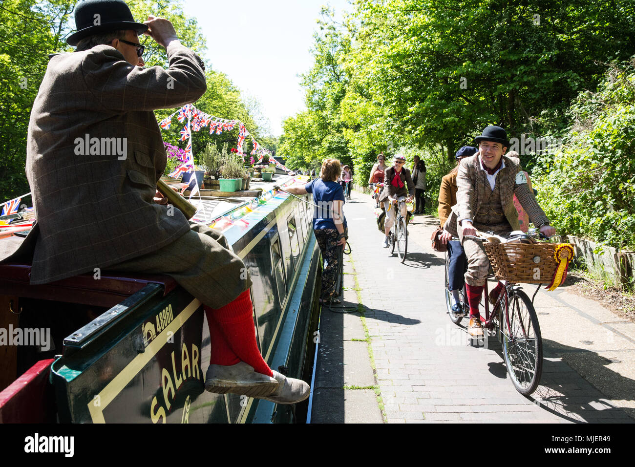 London, Großbritannien. 5 Mai, 2018. Über 500 Radfahrer tragen Tweed Jacken, plus Zweit, plus fours, flachen Kappen, Brogues und anderen Periode radfahren Gang entlang des Regent's Canal auf einem 12 km Route über die Londoner Innenstadt auf der Jubiläumsausgabe der jährlichen Tweed laufen in Verbindung mit dem Kanal und Fluss Vertrauen. Credit: Mark Kerrison/Alamy leben Nachrichten Stockfoto