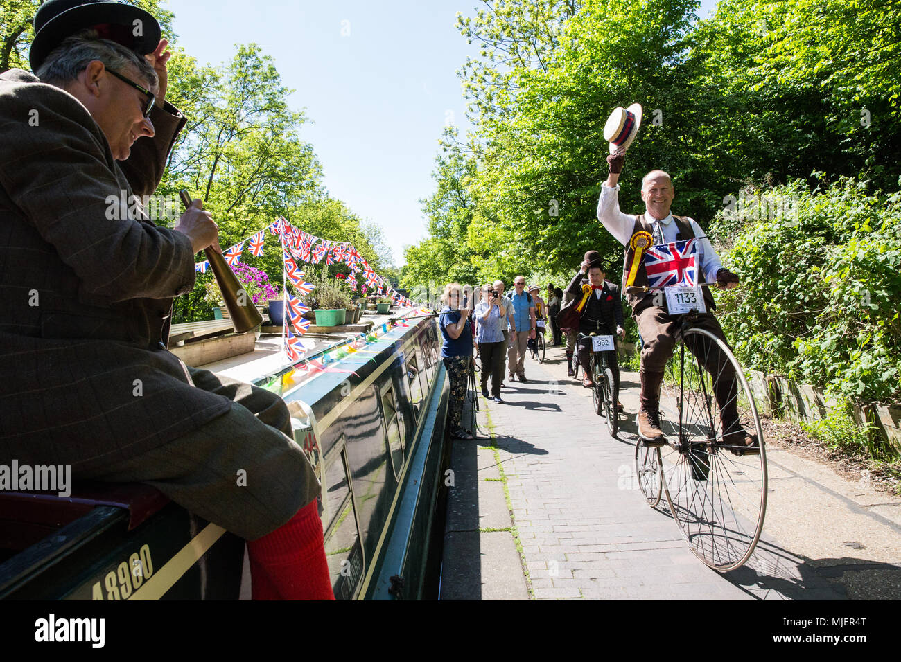 London, Großbritannien. 5 Mai, 2018. Über 500 Radfahrer tragen Tweed Jacken, plus Zweit, plus fours, flachen Kappen, Brogues und anderen Periode radfahren Gang entlang des Regent's Canal auf einem 12 km Route über die Londoner Innenstadt auf der Jubiläumsausgabe der jährlichen Tweed laufen in Verbindung mit dem Kanal und Fluss Vertrauen. Credit: Mark Kerrison/Alamy leben Nachrichten Stockfoto