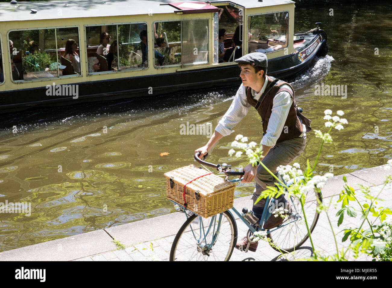 London, Großbritannien. 5 Mai, 2018. Über 500 Radfahrer tragen Tweed Jacken, plus Zweit, plus fours, flachen Kappen, Brogues und anderen Periode radfahren Gang entlang des Regent's Canal auf einem 12 km Route über die Londoner Innenstadt auf der Jubiläumsausgabe der jährlichen Tweed laufen in Verbindung mit dem Kanal und Fluss Vertrauen. Credit: Mark Kerrison/Alamy leben Nachrichten Stockfoto