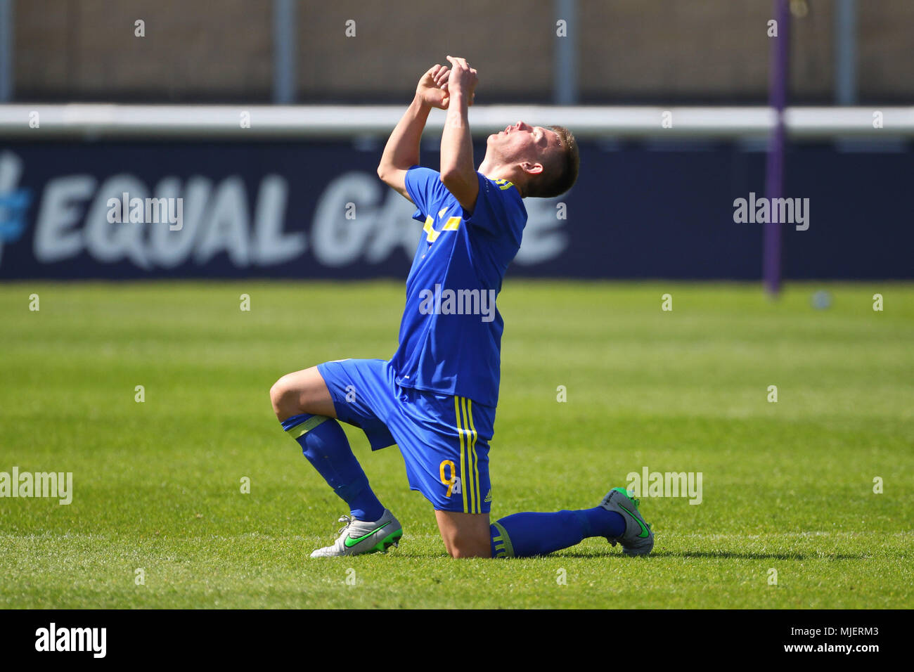 Loughborough, UK. 5 Mai, 2018. Kristijan Stanić von Bosnien und Herzegowina feiert Sieg am Ende der 2018 UEFA U-17 Meisterschaft Gruppe C Spiel zwischen Dänemark und Bosnien und Herzegowina an der Loughborough University Stadium am 5. Mai 2018 in Loughborough, England. (Foto von Paul Chesterton/phcimages.com) Credit: PHC Images/Alamy leben Nachrichten Stockfoto