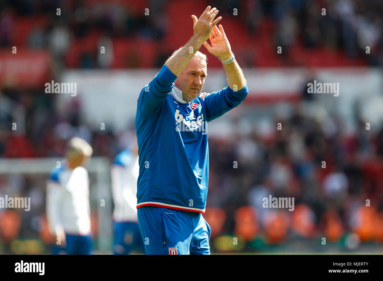 Stoke-on-Trent, Großbritannien. 5 Mai, 2018. Stoke City Manager Paul Lambert sieht nach der Premier League Match zwischen Stoke City und Crystal Palace bei Bet365 Stadium am 5. Mai 2018 in Stoke-on-Trent, England niedergeschlagen. (Foto von Daniel Chesterton/phcimages.com) Credit: PHC Images/Alamy leben Nachrichten Stockfoto