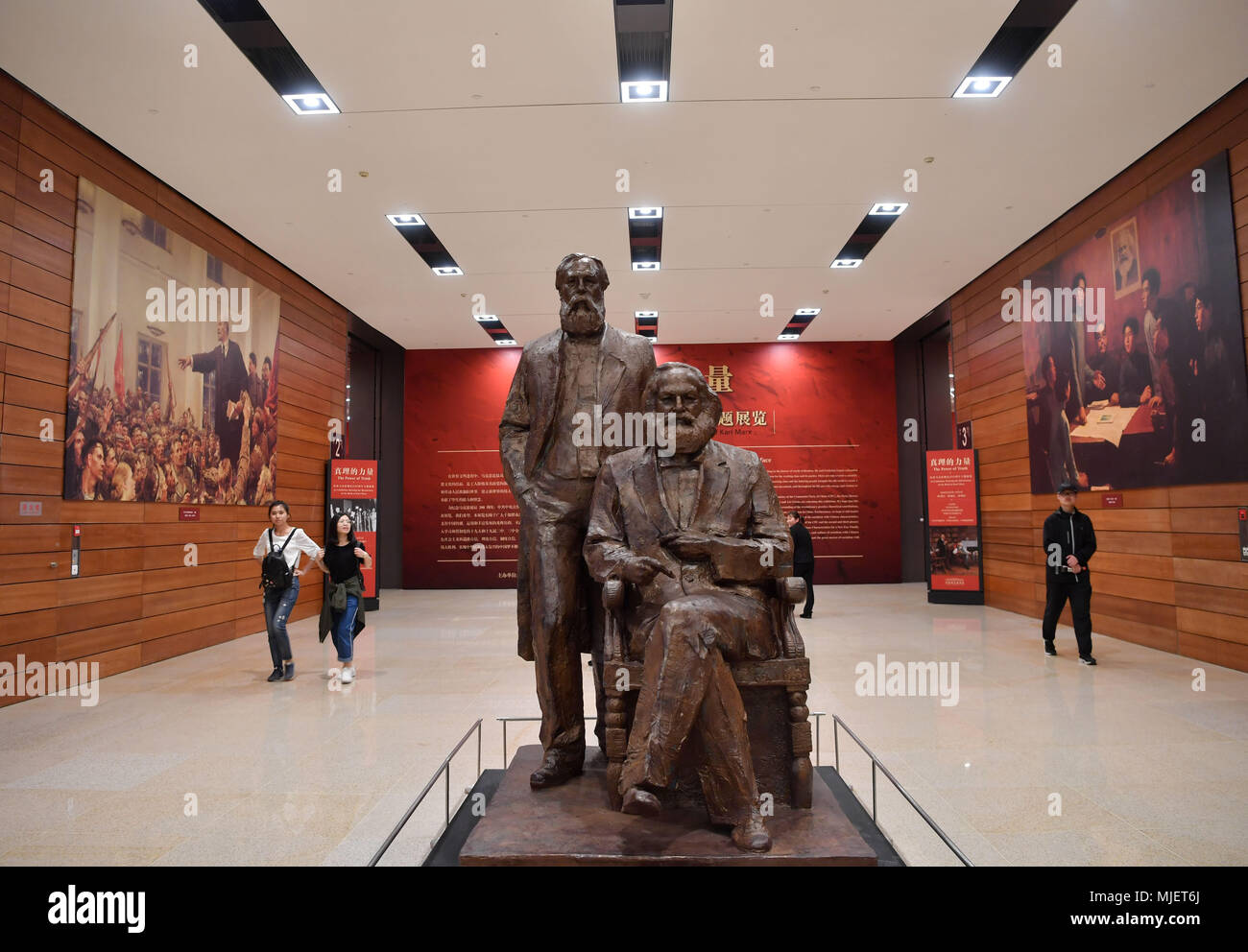 (180505) - Peking, 5. Mai 2018 (Xinhua) - eine Skulptur von Karl Marx (R) sitzt neben Friedrich Engels in "Die Macht der Wahrheit", eine Ausstellung zum 200. Geburtstag von Karl Marx' Geburt, im Nationalmuseum von China in Peking, der Hauptstadt von China, 5. Mai 2018 angezeigt. Die Ausstellung wurde hier am Samstag geöffnet. Es verfügt über Marx' Leben, Sinisiert Marxismus und Marxismus inspirierte zeitgenössische Kunst (Xinhua/Jin Liangkuai) (lmm) Stockfoto