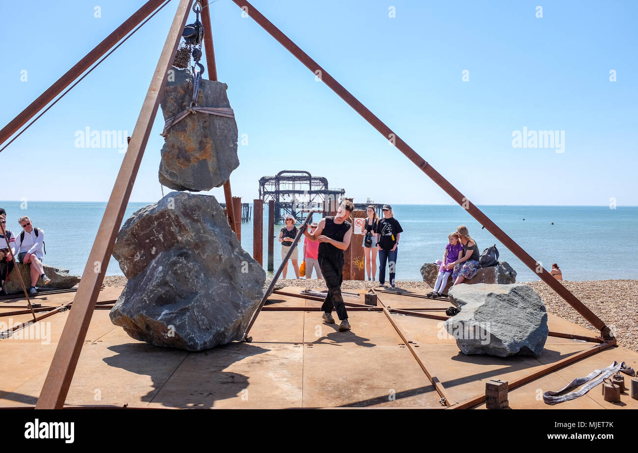 Brighton UK 5 Mai 2018 - Der niederländische Künstler Nick Steur beginnt seine Rock balancing Anzeige auf 'Ein Stück 2', die von der West Pier in Brighton Beach als Teil dieses Jahre Brighton Festival. Ohne den Einsatz von Maschinen Nick Steur schafft große fragile Skulpturen aus Geröll und Stahl: Simon Dack/Alamy leben Nachrichten Stockfoto