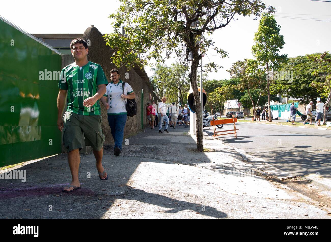 CAMPINAS, SP - 05.05.2018: TORCIDA DO GUARANI COMPRA 16 MIL INGRESSOS - Bewegung des bugrina Masse in den Ticketkauf für die Zahl 191 Derby der Geschichte zwischen Guarani und Ponte Preta, an diesem Samstagmorgen (05). (Foto: Maycon Soldan/Fotoarena) Stockfoto