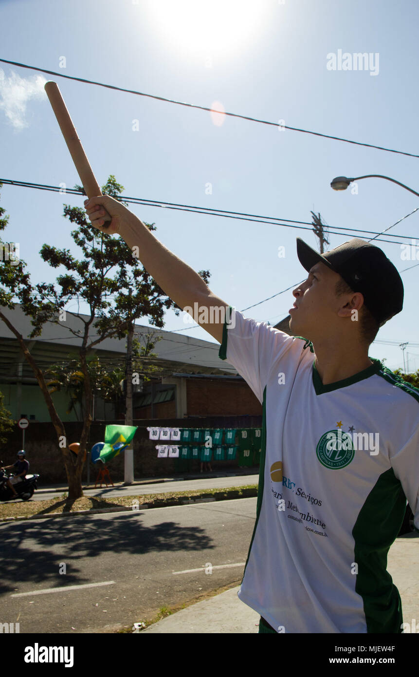 CAMPINAS, SP - 05.05.2018: TORCIDA DO GUARANI COMPRA 16 MIL INGRESSOS - Bewegung des bugrina Masse in den Ticketkauf für die Zahl 191 Derby der Geschichte zwischen Guarani und Ponte Preta, an diesem Samstagmorgen (05). (Foto: Maycon Soldan/Fotoarena) Stockfoto