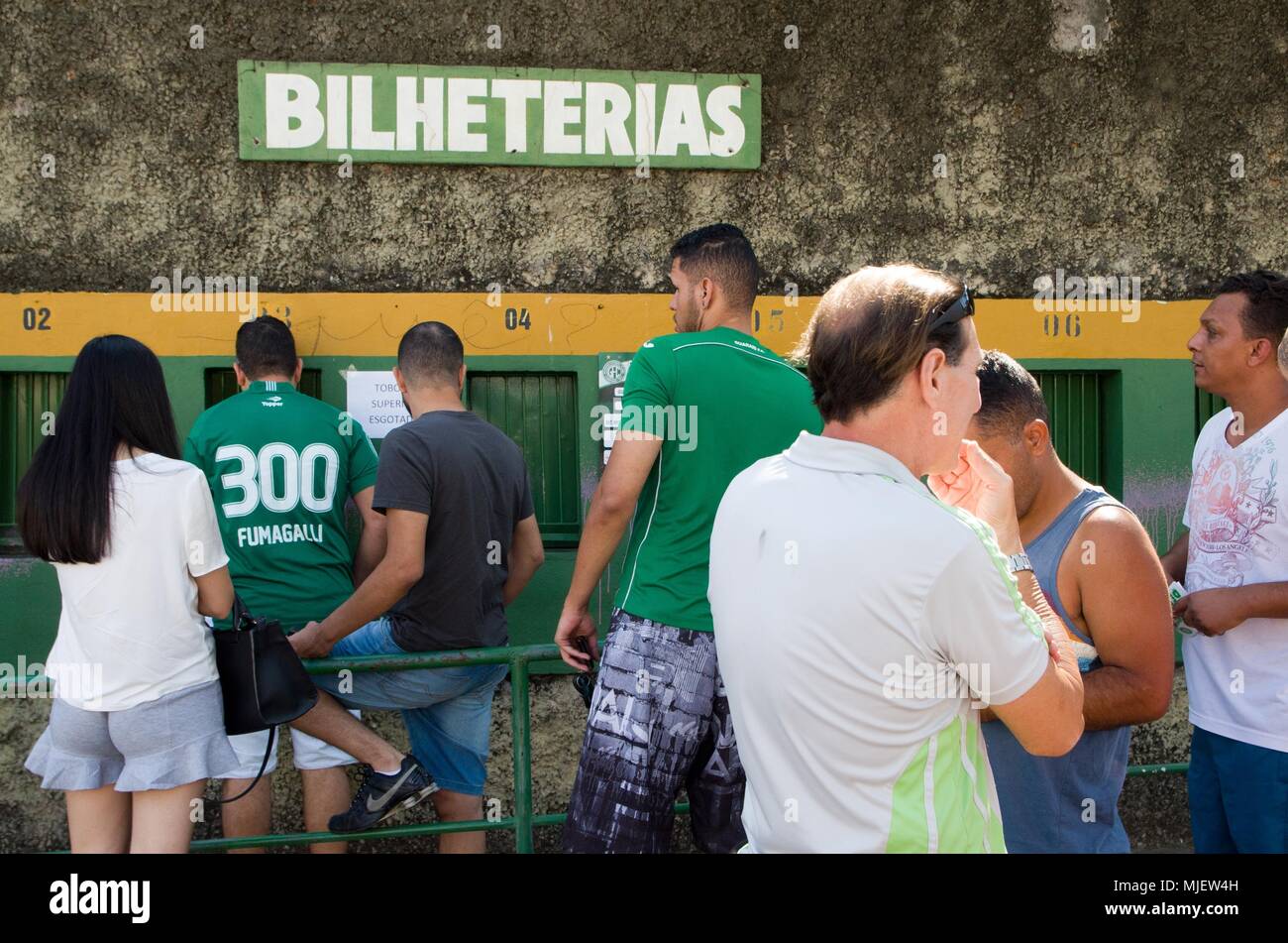CAMPINAS, SP - 05.05.2018: TORCIDA DO GUARANI COMPRA 16 MIL INGRESSOS - Bewegung des bugrina Masse in den Ticketkauf für die Zahl 191 Derby der Geschichte zwischen Guarani und Ponte Preta, an diesem Samstagmorgen (05). (Foto: Maycon Soldan/Fotoarena) Stockfoto