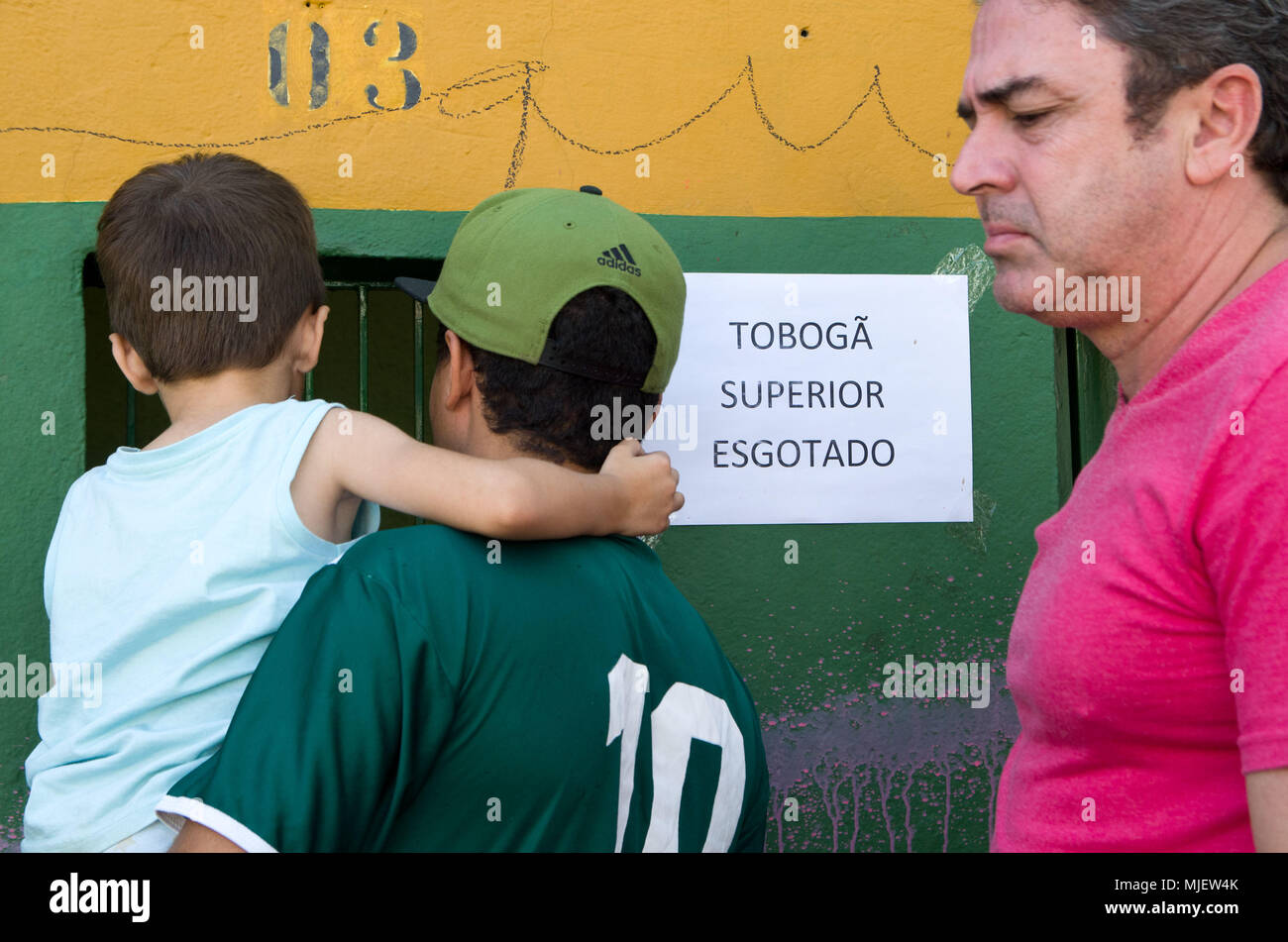 CAMPINAS, SP - 05.05.2018: TORCIDA DO GUARANI COMPRA 16 MIL INGRESSOS - Bewegung des bugrina Masse in den Ticketkauf für die Zahl 191 Derby der Geschichte zwischen Guarani und Ponte Preta, an diesem Samstagmorgen (05). (Foto: Maycon Soldan/Fotoarena) Stockfoto