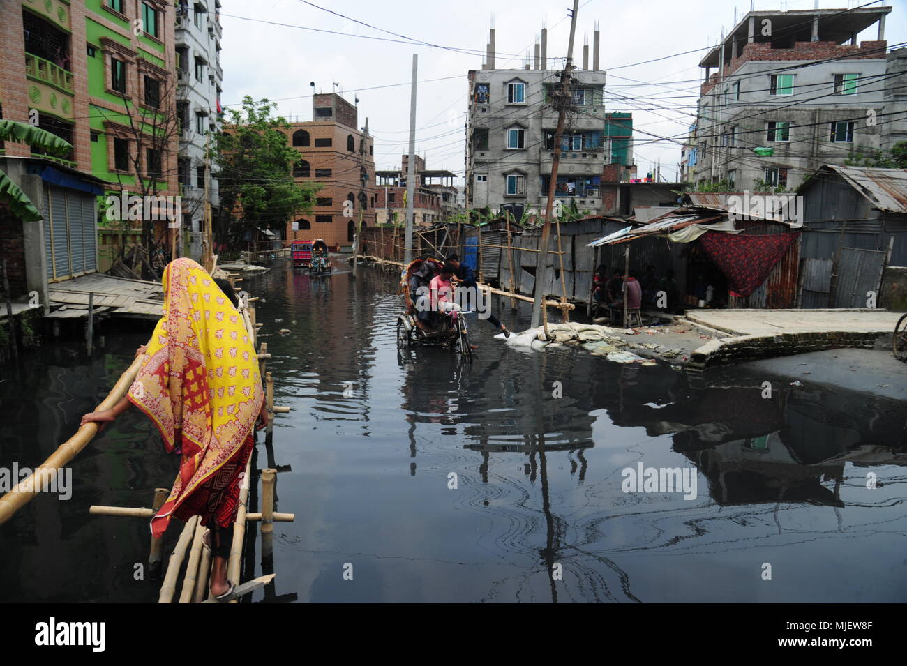 Narayanganj Stadt, Bangladesch. 5 Mai, 2018. Rikschas versuchen Fahrt mit Passagieren durch das überflutete Straßen von Narayanganj Stadt in der Nähe von Dhaka, Bangladesch. Am 5. Mai 2018 Credit: Sajjad Nayan/Alamy leben Nachrichten Stockfoto