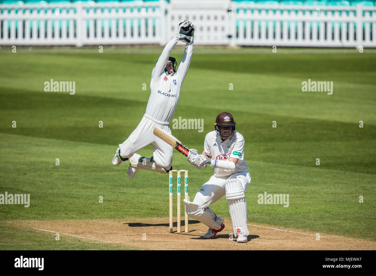 London, Großbritannien. 5. Mai, 2018. Ben Cox Sprünge eine Kletterwand, Lieferung von Charlie Morris Bowling für Worcestershire gegen Surrey zu fangen an Tag zwei des Specsavers County Championship Game am Oval. David Rowe/Alamy leben Nachrichten Stockfoto