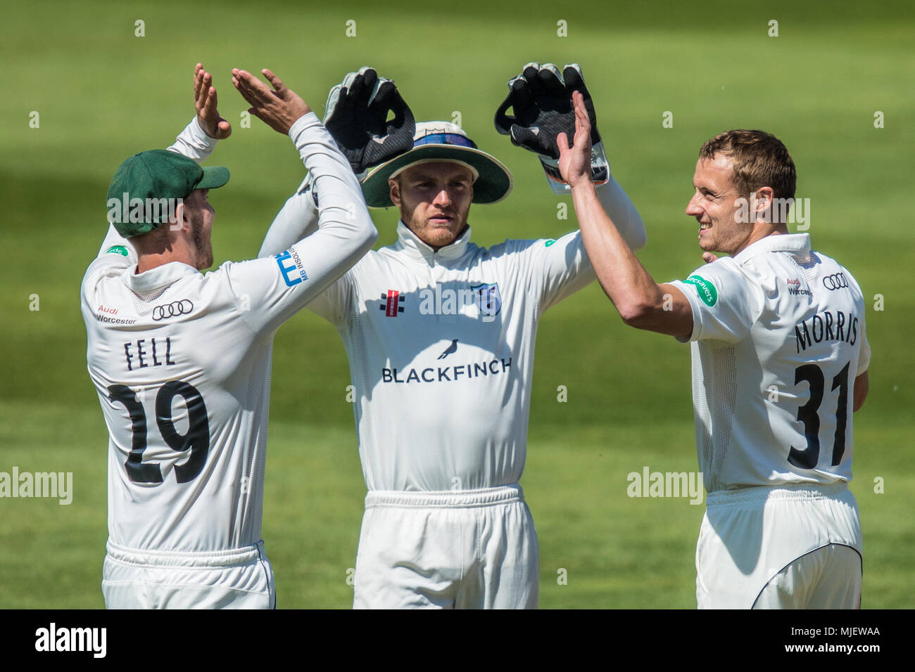 London, Großbritannien. 5. Mai, 2018. Charlie Morris feiert nach den Wicket von Rikki Clarke Bowling für Worcestershire gegen Surrey an Tag zwei des Specsavers County Championship Game am Oval. David Rowe/Alamy leben Nachrichten Stockfoto