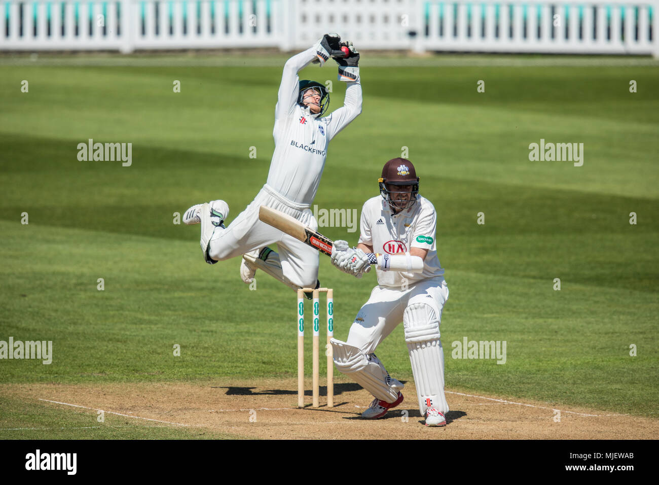 London, Großbritannien. 5. Mai, 2018. Ben Cox Sprünge eine Kletterwand, Lieferung von Charlie Morris Bowling für Worcestershire gegen Surrey zu fangen an Tag zwei des Specsavers County Championship Game am Oval. David Rowe/Alamy leben Nachrichten Stockfoto
