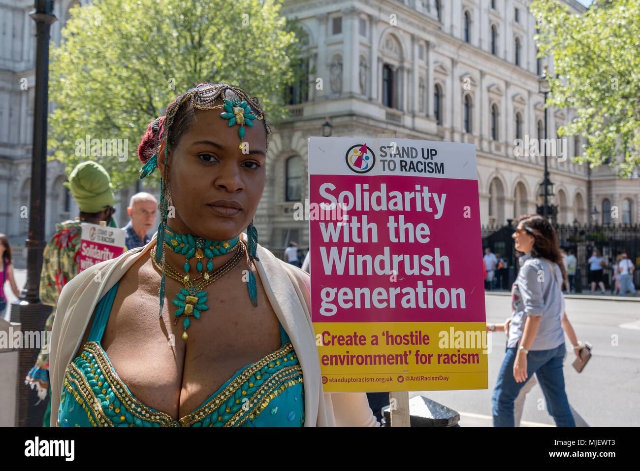 London, UK, 5. Mai 2018 Demonstranten an einem Marsch für Windrush gegenüber Downing Street in einem Versuch, den Regierungen die Einwanderungspolitik unter Angabe aktuelle Theresa's kann Politik ist rassistisch zu kippen. Credit: Adrian Lobby/Alamy leben Nachrichten Stockfoto