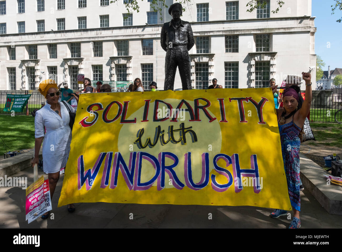 London, UK, 5. Mai 2018 Demonstranten an einem Marsch für Windrush gegenüber Downing Street in einem Versuch, den Regierungen die Einwanderungspolitik unter Angabe aktuelle Theresa's kann Politik ist rassistisch zu kippen. Zwei Weibchen halten, eine Solidarität mit windrush banner Credit: Adrian Lobby/Alamy leben Nachrichten Stockfoto