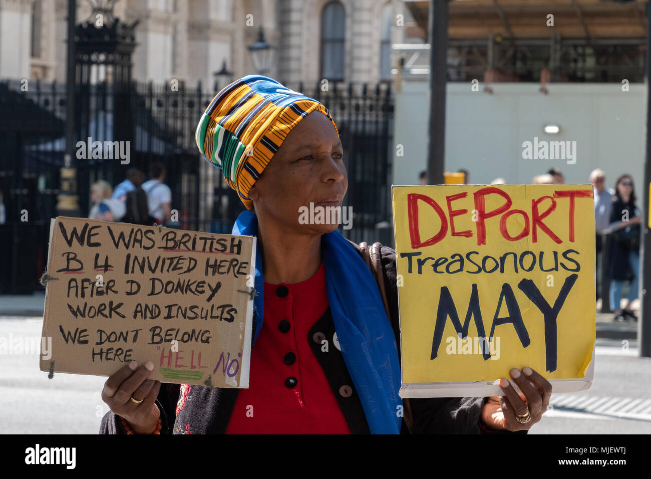 London, UK, 5. Mai 2018 Demonstranten an einem Marsch für Windrush gegenüber Downing Street in einem Versuch, den Regierungen die Einwanderungspolitik unter Angabe aktuelle Theresa's kann Politik ist rassistisch zu kippen. Credit: Adrian Lobby/Alamy leben Nachrichten Stockfoto