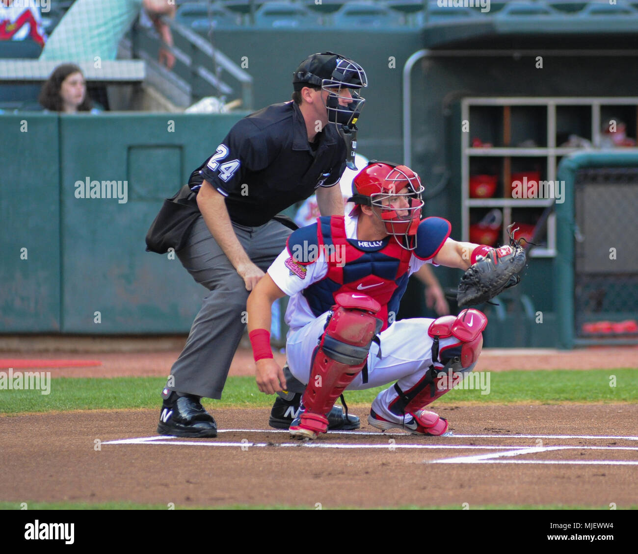 Mai 02, 2018; Memphis, TN, USA; Memphis Redbirds Catcher, Carson Kelly (19), die in Aktion Während der Pacific Coast League Triple-A-Baseballspiel im Auto Zone Park. Memphis besiegt Oklahoma City, 8-7. Kevin Lanlgey/CSM Stockfoto