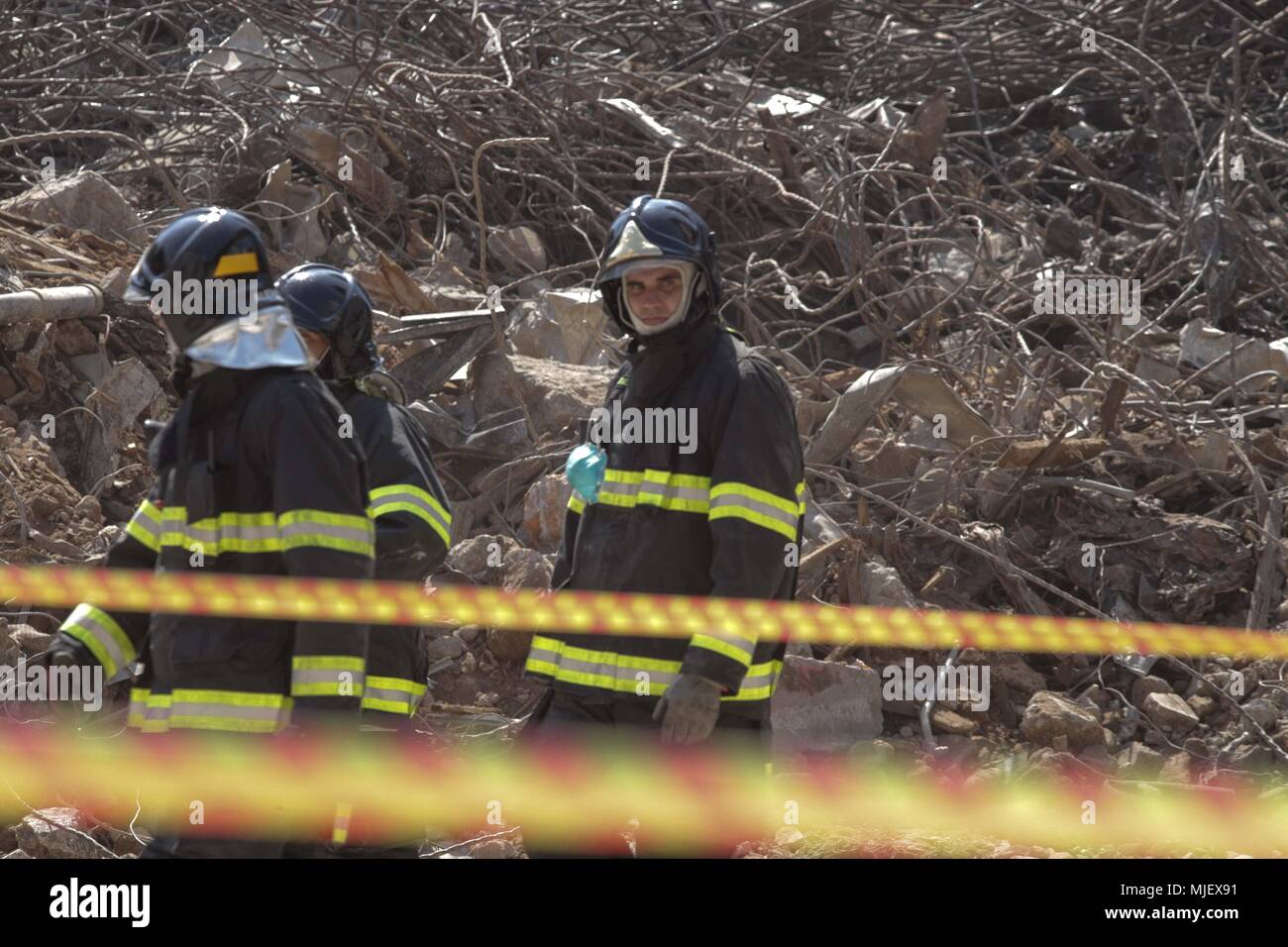 Mai 5, 2018 - São Paulo, Brasilien - Feuerwehrleute weiterhin ihre Suche nach fünf möglichen Opfern in den Trümmern der Wilton Paes de Almeida Gebäude, das nach einem Brand in den frühen Morgenstunden des vergangenen Dienstag zusammengebrochen, 1st, im Zentrum von SÃ £ o Paulo. Das 24-stöckige Gebäude, in Largo PaiÃ § andu befindet, wurde von einem obdachlosen Gruppe besetzt. Gestern, den Körper von Ricardo Oliveira GalvÃ £ o Pinheiro, 39, wurde gefunden und entfernt werden. (Bild: © Dario Oliveira über ZUMA Draht) Stockfoto