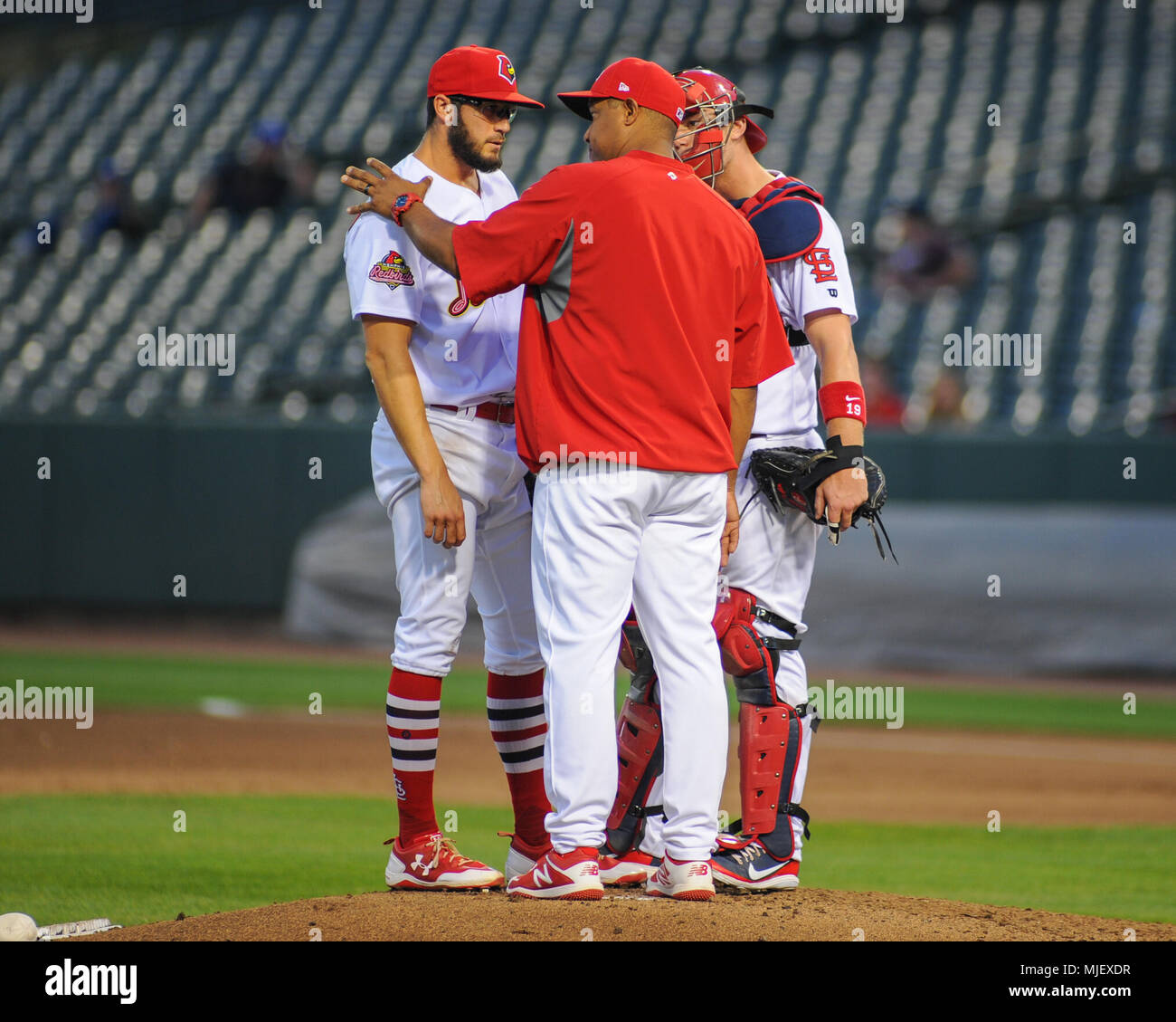 Mai 02, 2018; Memphis, TN, USA; Memphis Redbirds Krug, Daniel Poncedelon (11), blickfang Carson Kelly (19), und Trainer letzte Orozco, während der Pacific Coast League Triple-A-Baseballspiel im Auto Zone Park. Memphis besiegt Oklahoma City, 8-7. Kevin Lanlgey/CSM Stockfoto