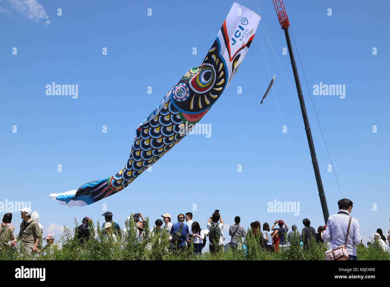 Mai 4, 2018, Kazo, Japan - eine große carp Streamer fliegt über den Ton Fluss in Kazo Stadt in der Präfektur Saitama, nördlich von Tokio am Freitag, 4. Mai 2018 als Teil des Jahresberichts der Stadt Peace Festival. Die carp Streamer, 100 Meter Länge und einem Gewicht von 330 Kilogramm, wird Japan's Children's Day am 5. Mai, in denen die Eltern mit ihren Jungen bis zu wachsen so stark wie die Karpfen zu feiern. (Foto von Yoshio Tsunoda/LBA) LWX - ytd Stockfoto