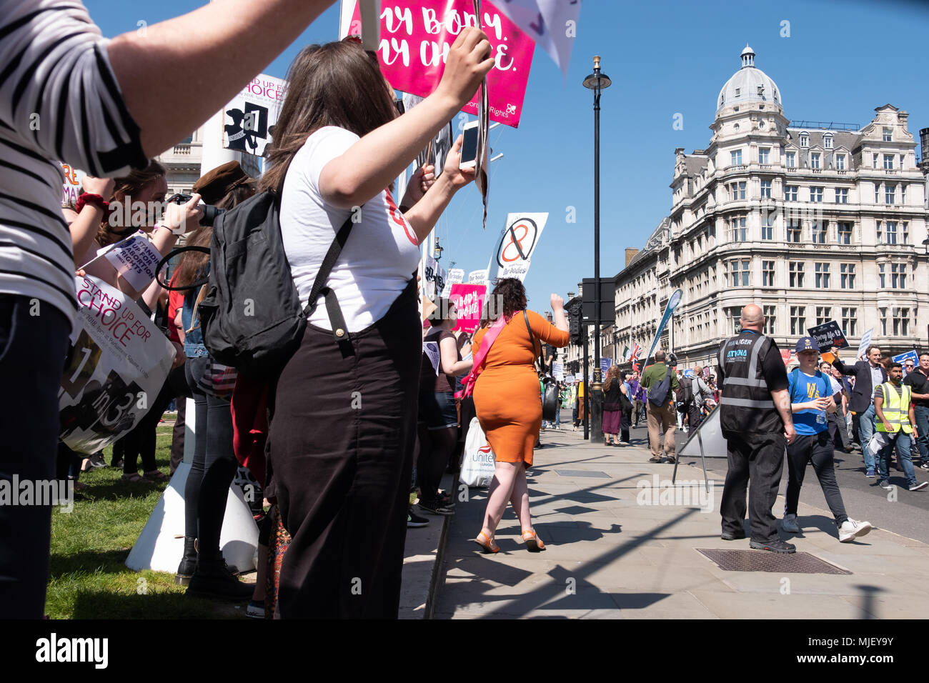 London, UK, 5. Mai 2018 Mitglieder der Marsch für das Leben in Großbritannien hielt einen Marsch durch das Zentrum von London. Sie stieß mit Mitgliedern der Abtreibung Rechte Gruppe, die ihren eigenen Protest im Parlament Platz waren. Credit: Adrian Lobby/Alamy leben Nachrichten Stockfoto