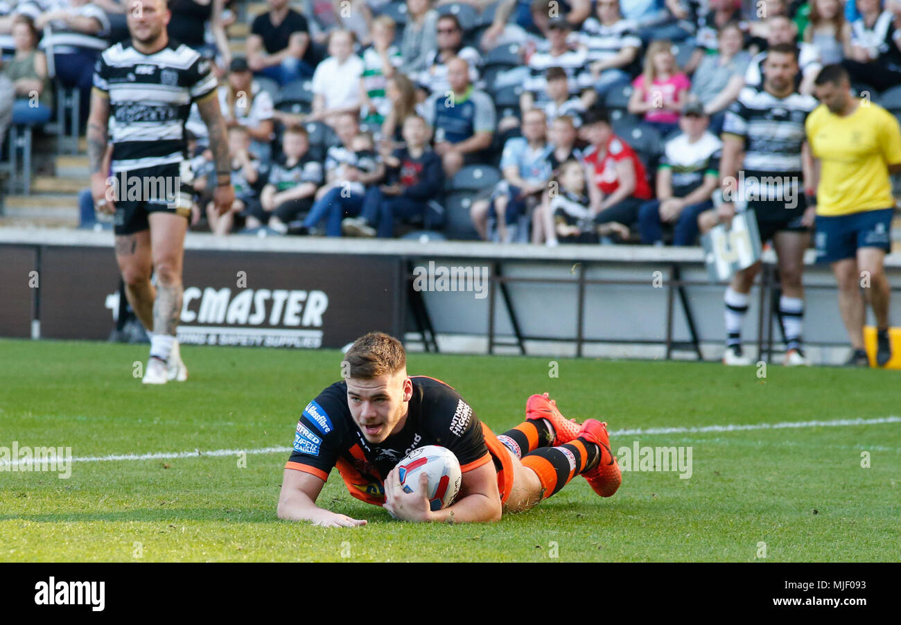 Die kcom Stadium, West Park, Hull, East Yorkshire, 5. Mai 2018. Betfred Super League Hull FC v Castleford Tiger Callum Turner von Castleford Tiger Kerben die Versuchen gegen Rumpf FC Credit: Touchlinepics/Alamy leben Nachrichten Stockfoto