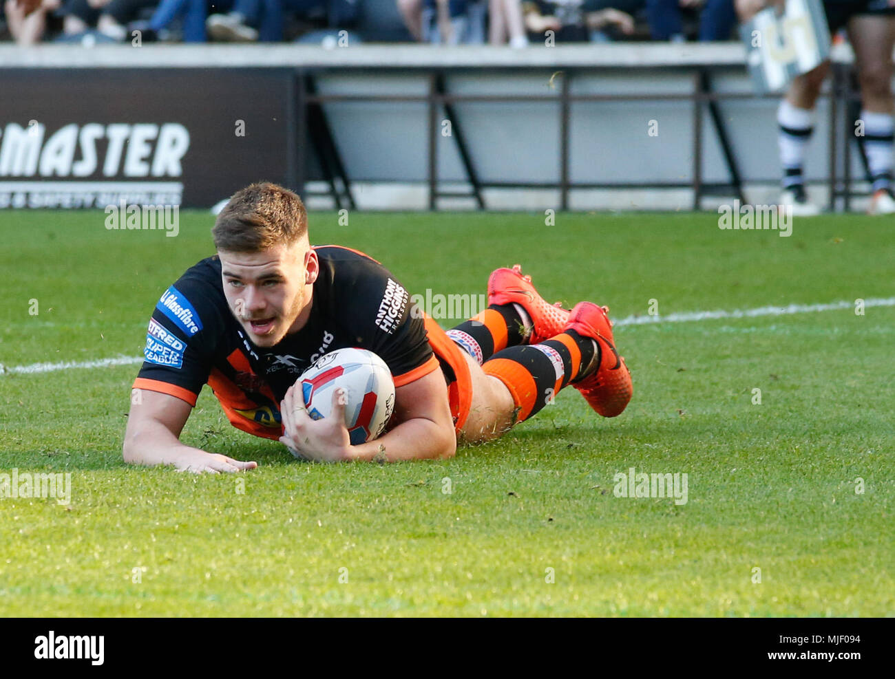 Die kcom Stadium, West Park, Hull, East Yorkshire, 5. Mai 2018. Betfred Super League Hull FC v Castleford Tiger Callum Turner von Castleford Tiger Kerben die Versuchen gegen Rumpf FC Credit: Touchlinepics/Alamy leben Nachrichten Stockfoto