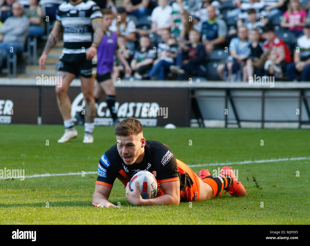 Die kcom Stadium, West Park, Hull, East Yorkshire, 5. Mai 2018. Betfred Super League Hull FC v Castleford Tiger Callum Turner von Castleford Tiger Kerben die Versuchen gegen Rumpf FC Credit: Touchlinepics/Alamy leben Nachrichten Stockfoto