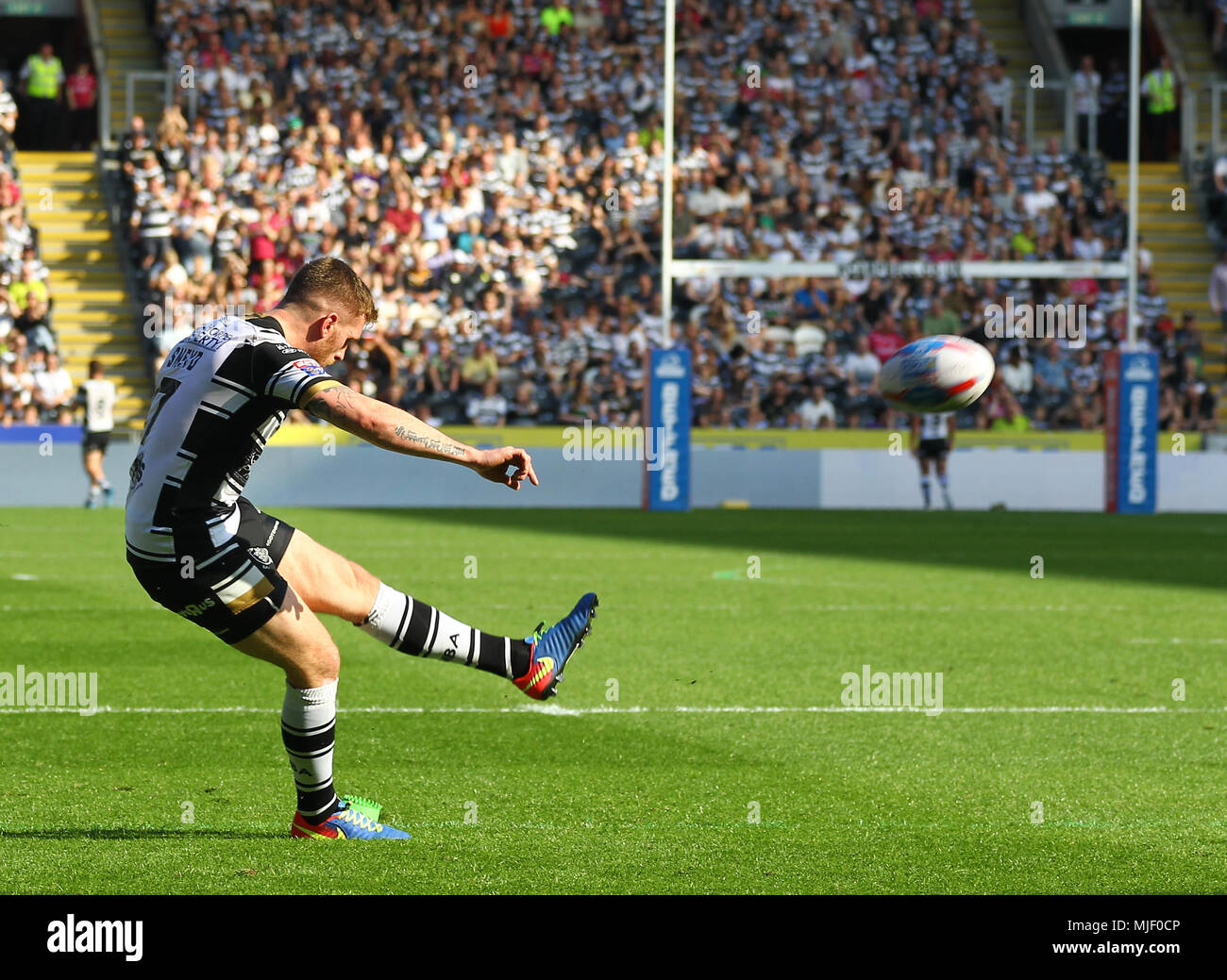 Die kcom Stadium, West Park, Hull, East Yorkshire, 5. Mai 2018. Betfred Super League Hull FC v Castleford Tiger Marc Sneyd von Hull FC tritt das Ziel Quelle: Touchlinepics/Alamy leben Nachrichten Stockfoto