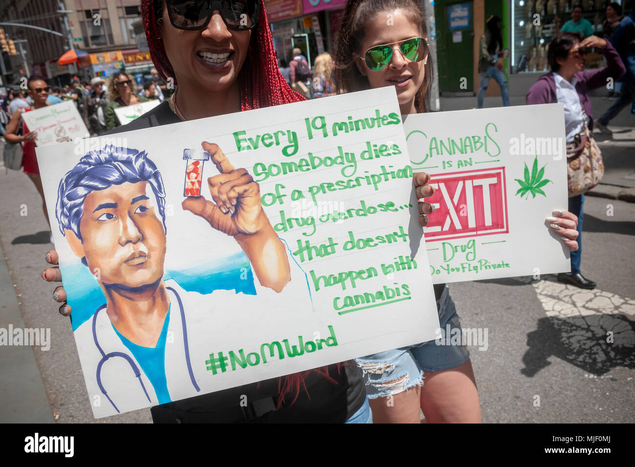 New York, USA. 5 Mai, 2018. Setzt sich für die Legalisierung von Marihuana März in New York am Samstag, 5. Mai 2018 Bei der jährlichen NYC Cannabis Parade. Die März enthalten eine breite Palette von Demographie von millennials zu alten Hippies. Die Teilnehmer an der Parade fordern die Legalisierung von Marihuana für medizinische Behandlung und für Freizeit verwendet. (© Richard B. Levine) Credit: Richard Levine/Alamy leben Nachrichten Stockfoto