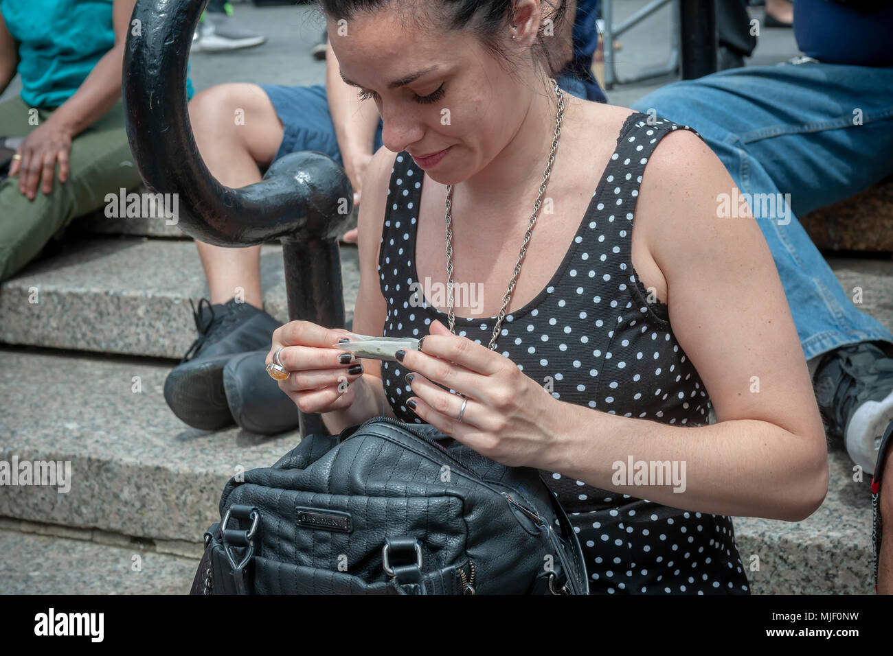 New York, USA. 5 Mai, 2018. Ein Fürsprecher für die Legalisierung von Marihuana auf der Kundgebung in New York am Samstag, 5. Mai 2018 Nach der jährlichen NYC Cannabis Parade Rollen eine gemeinsame. Die März enthalten eine breite Palette von Demographie von millennials zu alten Hippies. Die Teilnehmer an der Parade fordern die Legalisierung von Marihuana für medizinische Behandlung und für Freizeit verwendet. (© Richard B. Levine) Credit: Richard Levine/Alamy leben Nachrichten Stockfoto