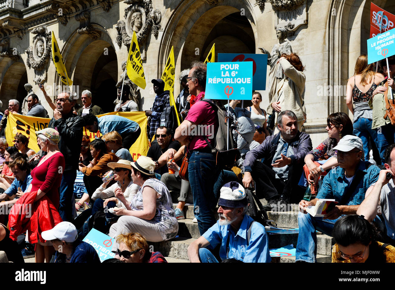 Paris, Frankreich. 5 Mai, 2018. La Fête à Längestrich (Partei für längestrich) 1. Jahrestag französische président Rallye - Paris am 5. Mai 2018 - Place de l'Opéra Credit: Frédéric VIELCANET/Alamy leben Nachrichten Stockfoto