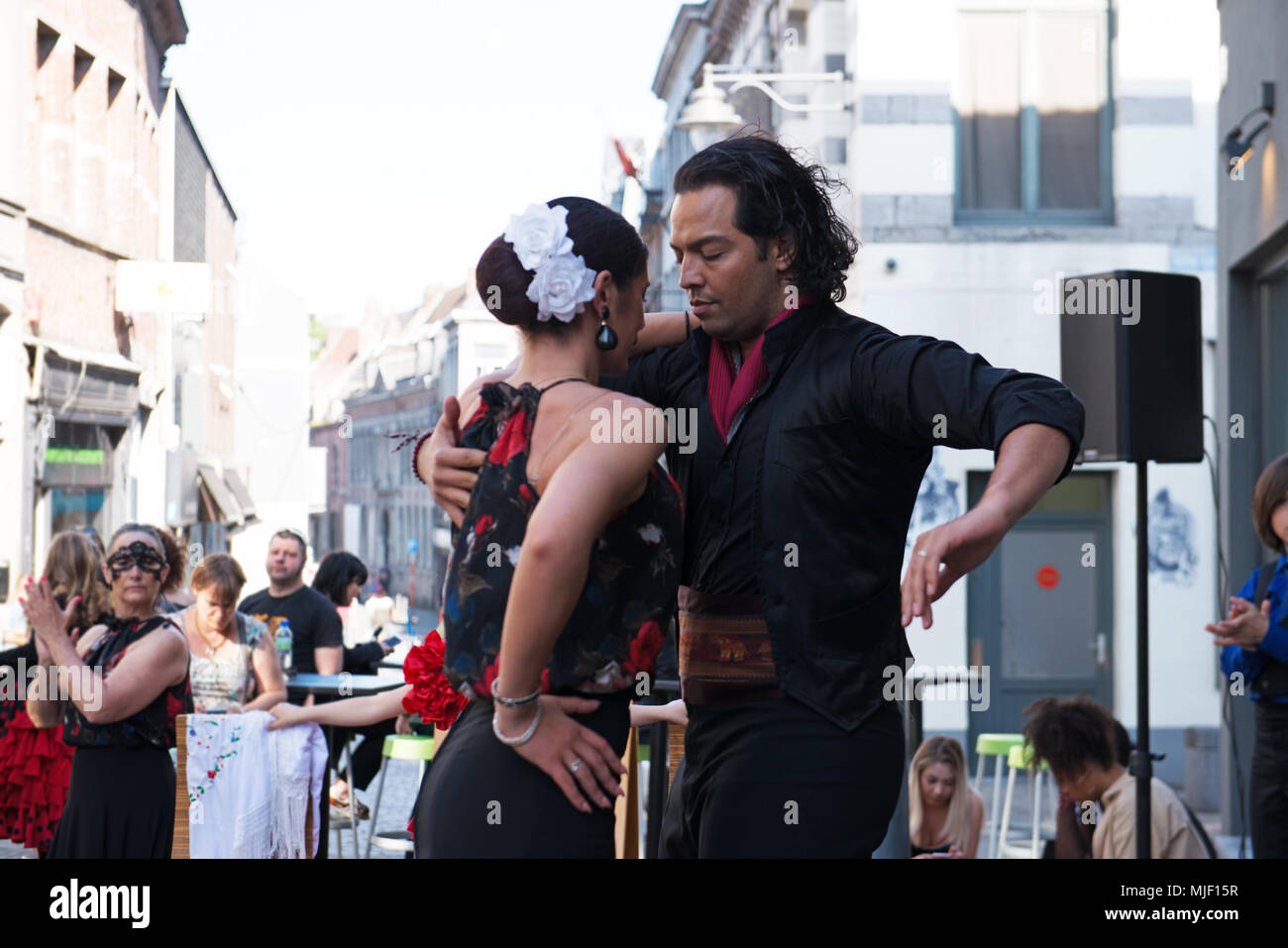 Amateure der Spanische Tänze geben Konzert im Zentrum der Stadt im Rahmen der 20. traditionelle Bier Festival am Samstag, den 5. Mai 2018 in Mons, Belgien Stockfoto