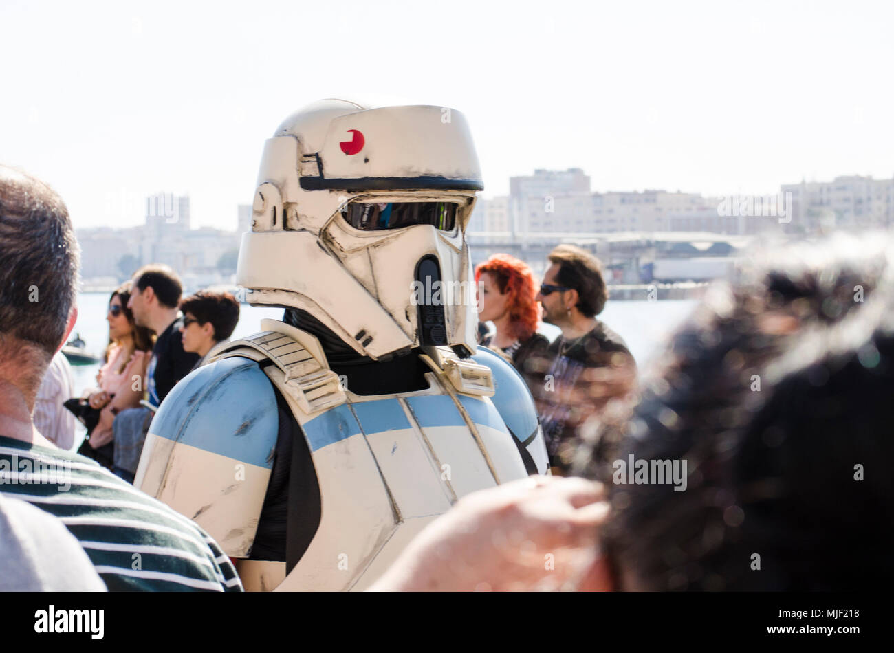 Malaga, Andalusien, Spanien, 5. Mai 2018. Parade der 501st Legion der Star Star Wars Parade von Malaga. Die legion ist eine internationale Ventilator - gegründete Organisation tragen von Bildschirm-genaue Replikate Mittel für die Stiftung FUNDACIÓN DE KREBS INFANTIL ANDRÉS OLIVARES profitieren krebskranke Kinder zu erhöhen. © Perry Van Munster/Alamy leben Nachrichten Stockfoto