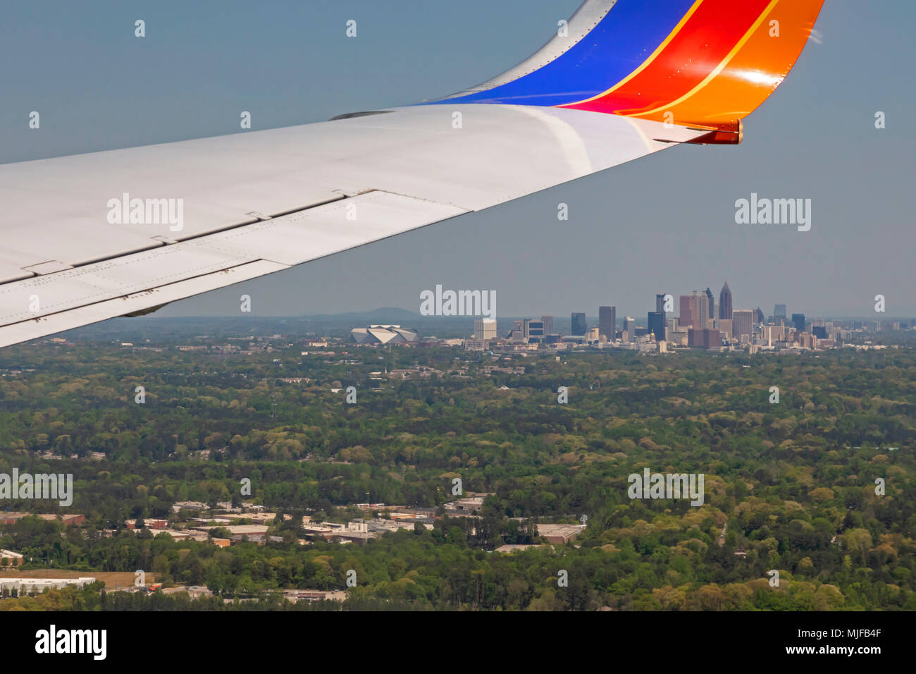 Atlanta, Georgia - Southwest Airlines Jet im Endanflug nach der Landung am Flughafen von Atlanta. Stockfoto